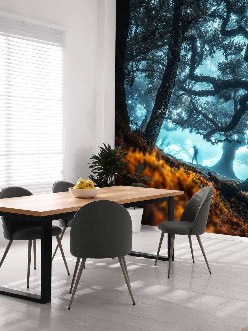 Silhouette mystique dans la forêt de brume.