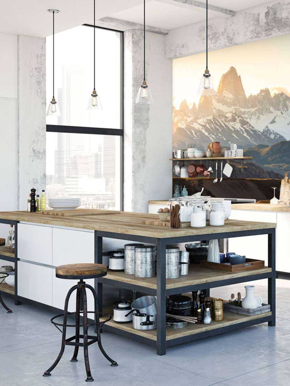 Lever de soleil doré dans la vallée de montagne