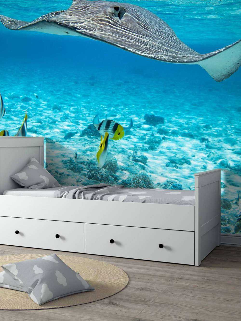 Pastenague parmi les poissons coralliens