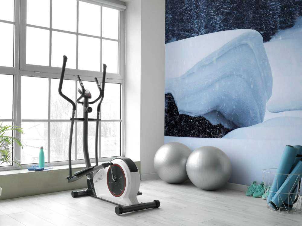 Chalet alpin enneigé dans la tempête d'hiver