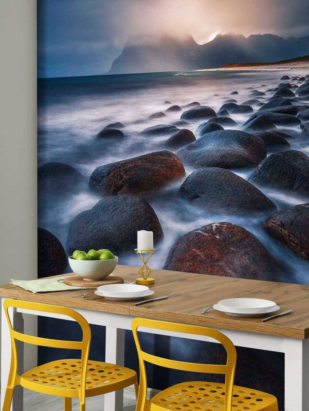 Lumière du soir sur une côte rocheuse accidentée