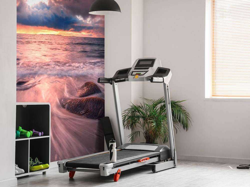 Ciel d'orage au-dessus des vagues calmes