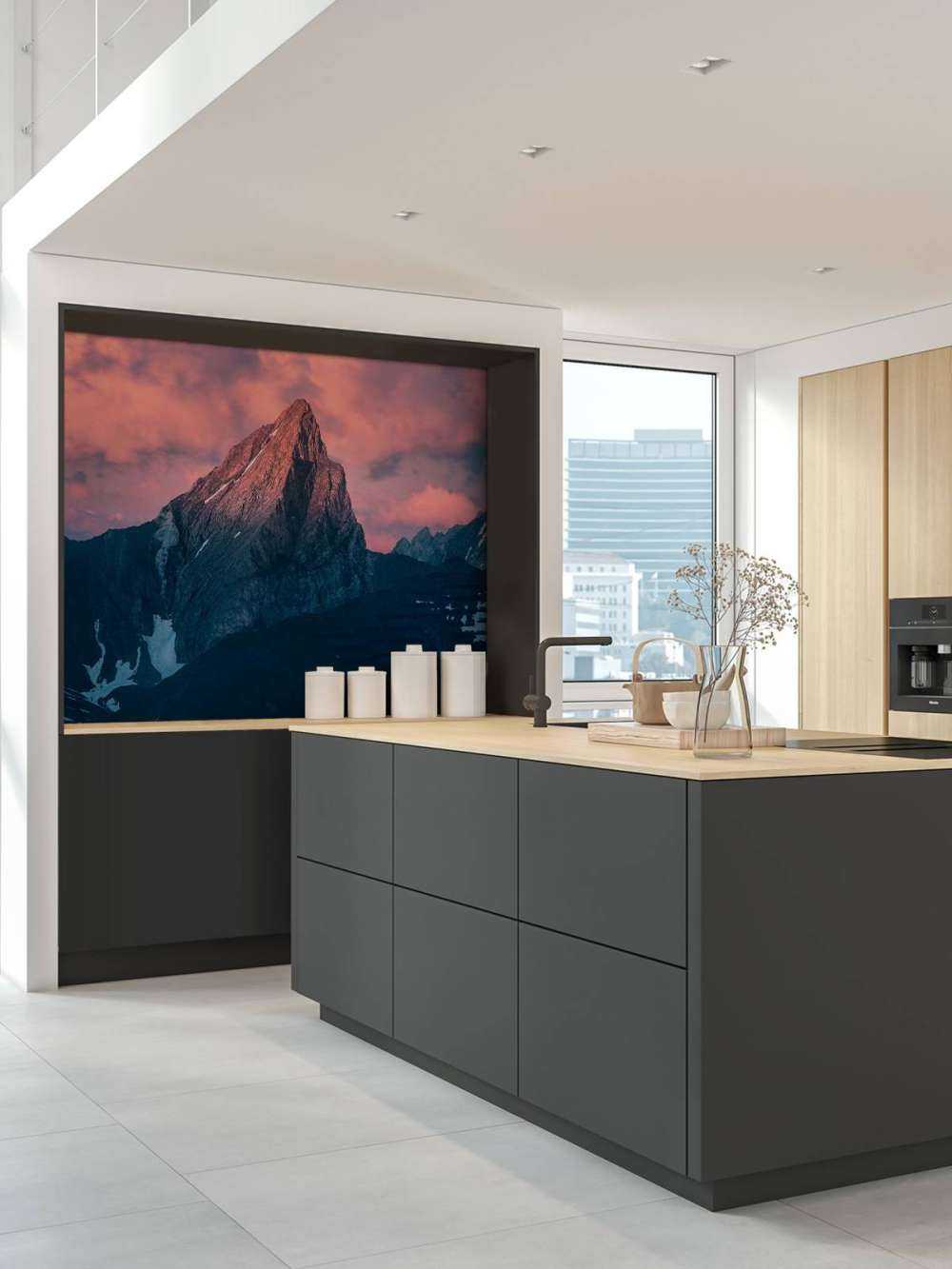 Cime de montagne dans la pénombre ardente