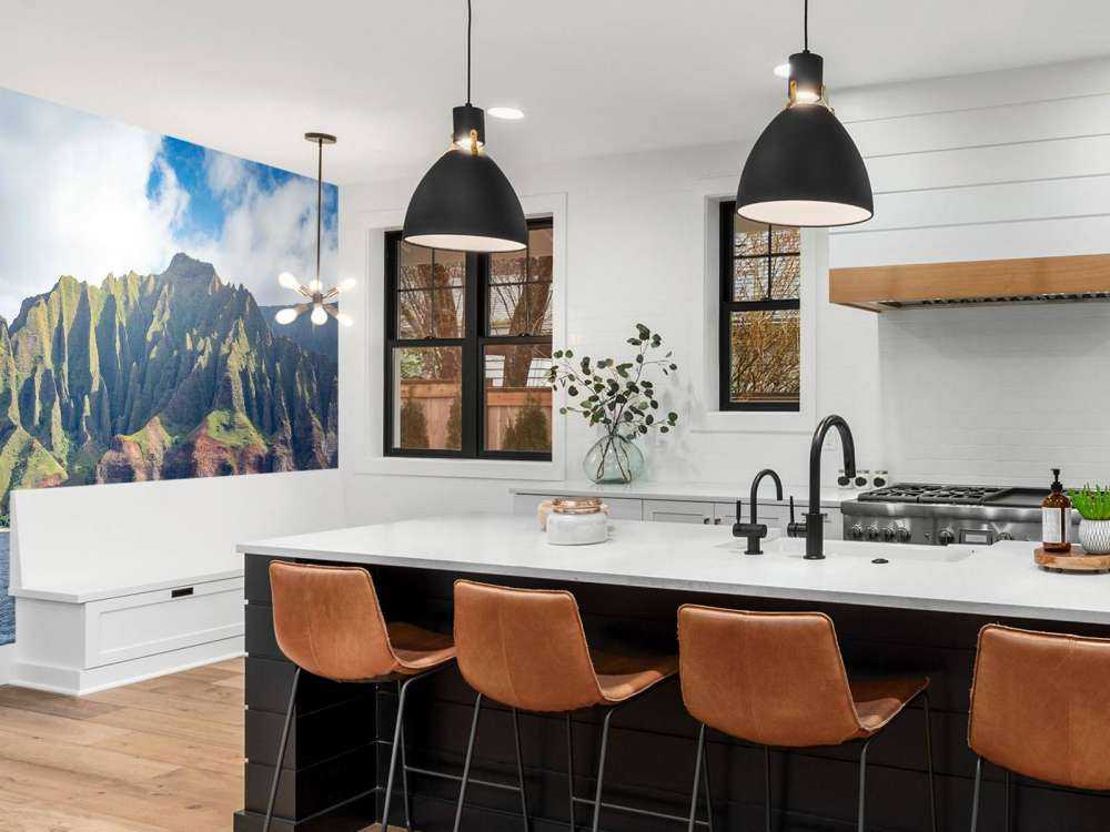 Falaises tropicales sur une mer bleu profond