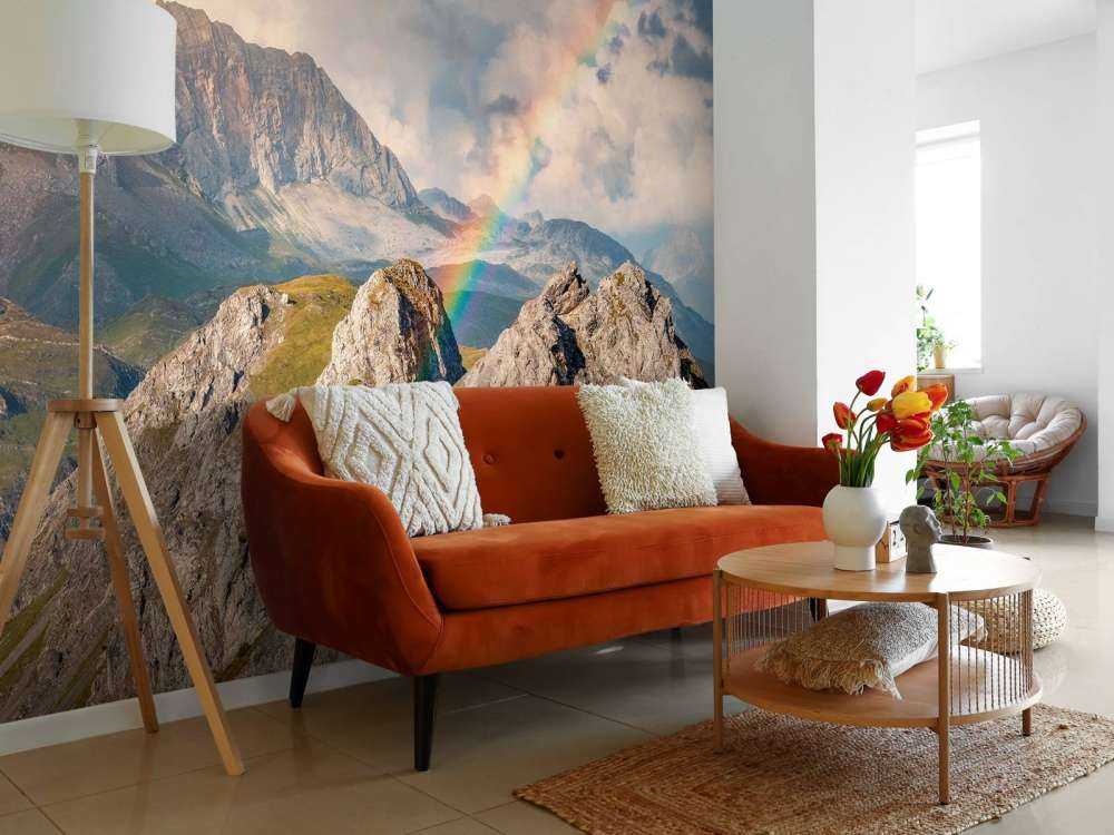 Lumière arc-en-ciel sur des montagnes sauvages.