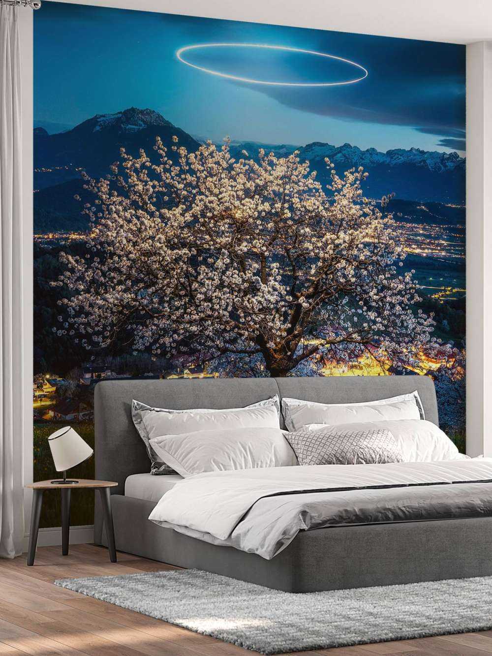 Arbre en fleurs sous la lumière nocturne