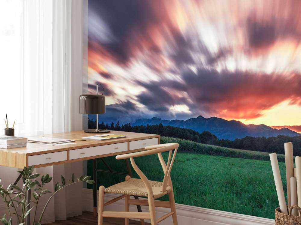 Coucher de soleil au-dessus de la plaine verte