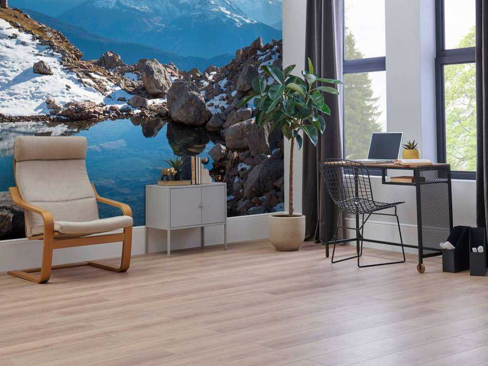 Lac de montagne entre les sommets enneigés.