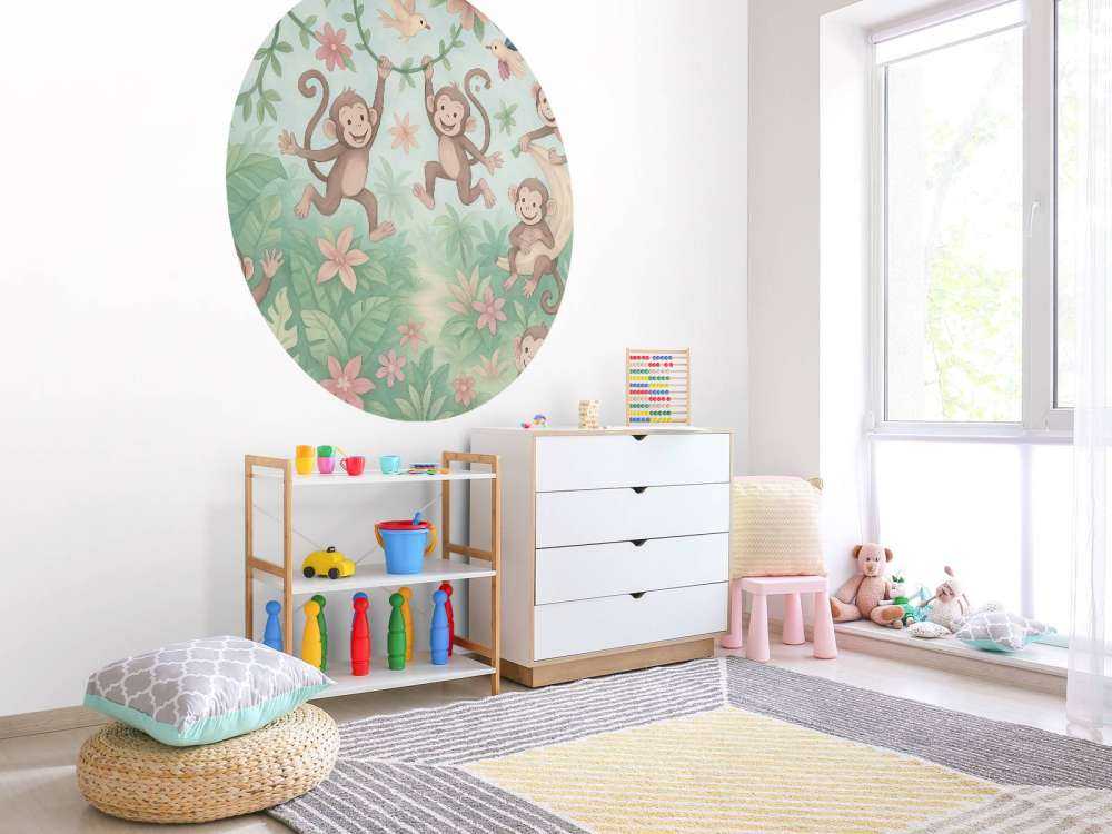 Singes joyeux dans la jungle des fleurs.