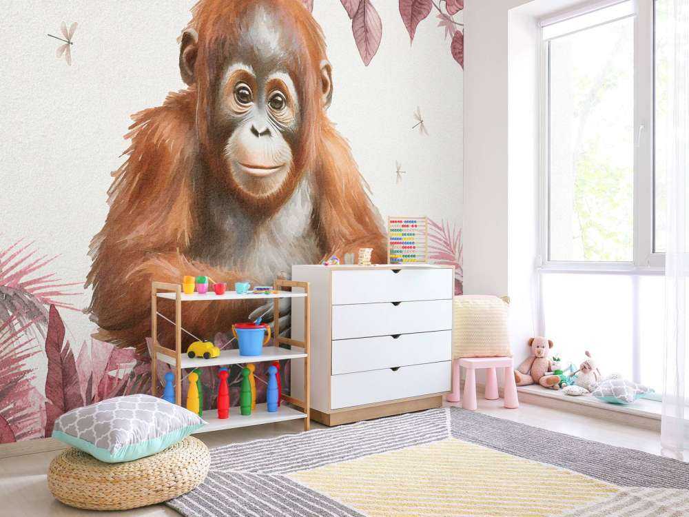 Jeune orang-outan dans la jungle rose