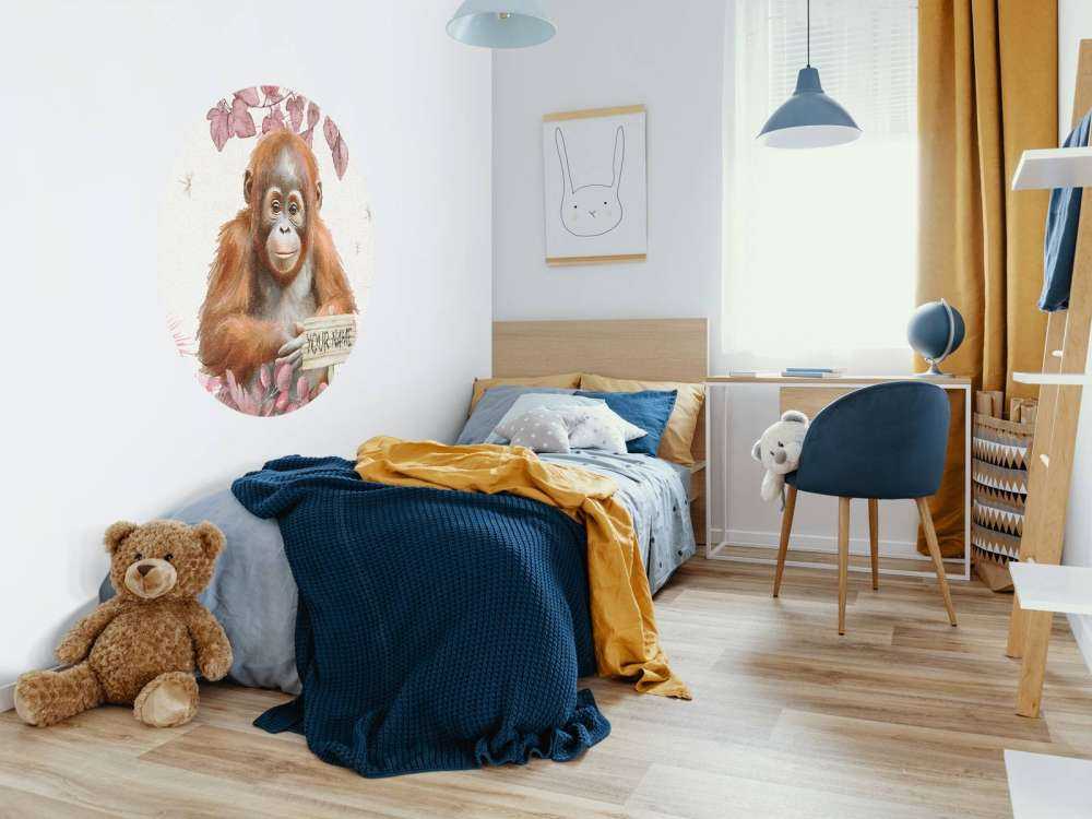 Jeune orang-outan dans la jungle rose