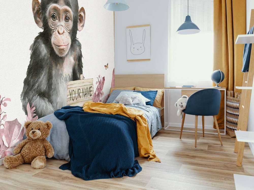 Bébé chimpanzé dans la jungle rose