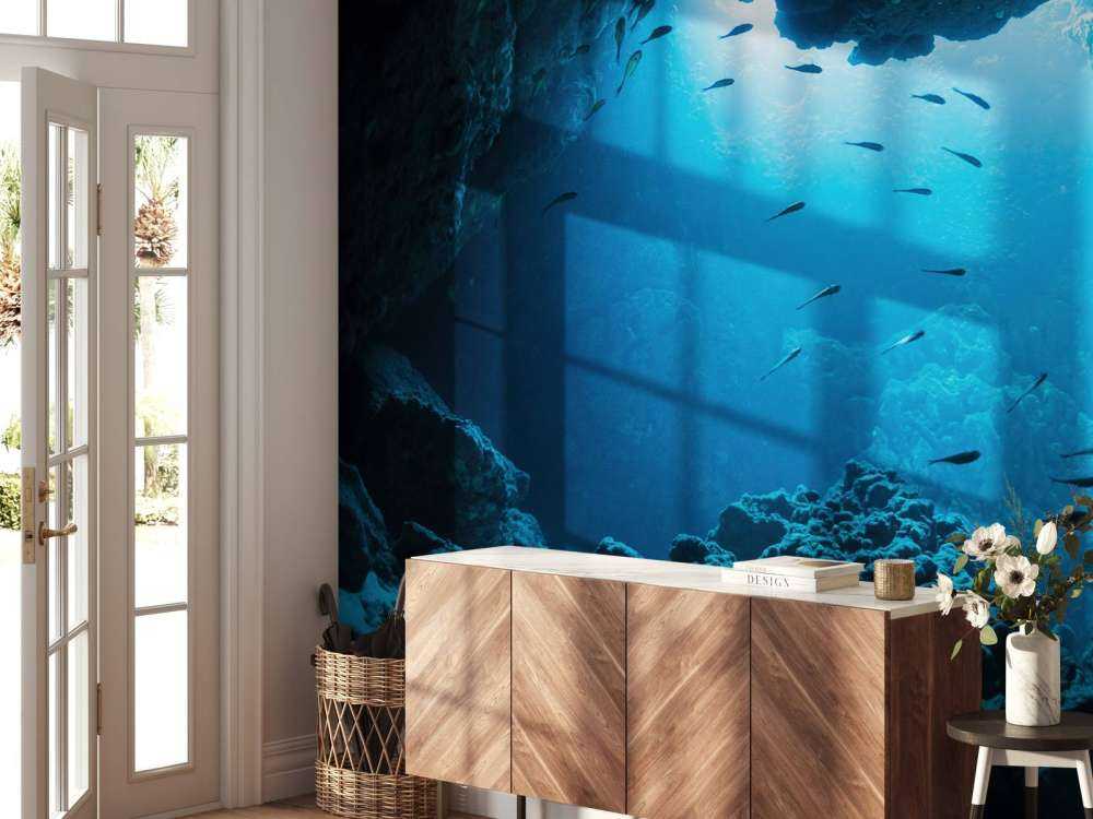 Grotte sous-marine avec des poissons