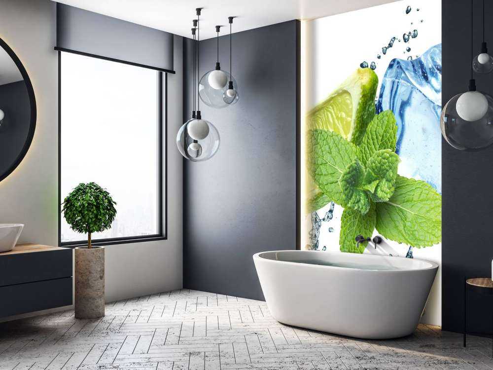 Éclaboussure de l'eau avec de la menthe et de la chaux