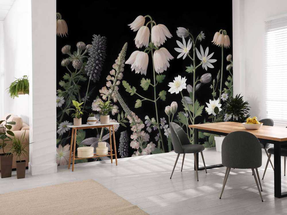 Fleurs des champs sombres avec floraison pastel