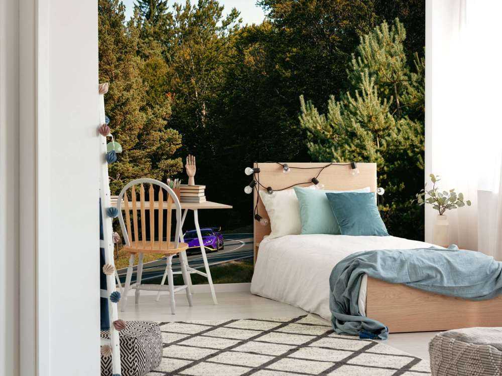 Lamborghini Huracán violette dans un paysage forestier