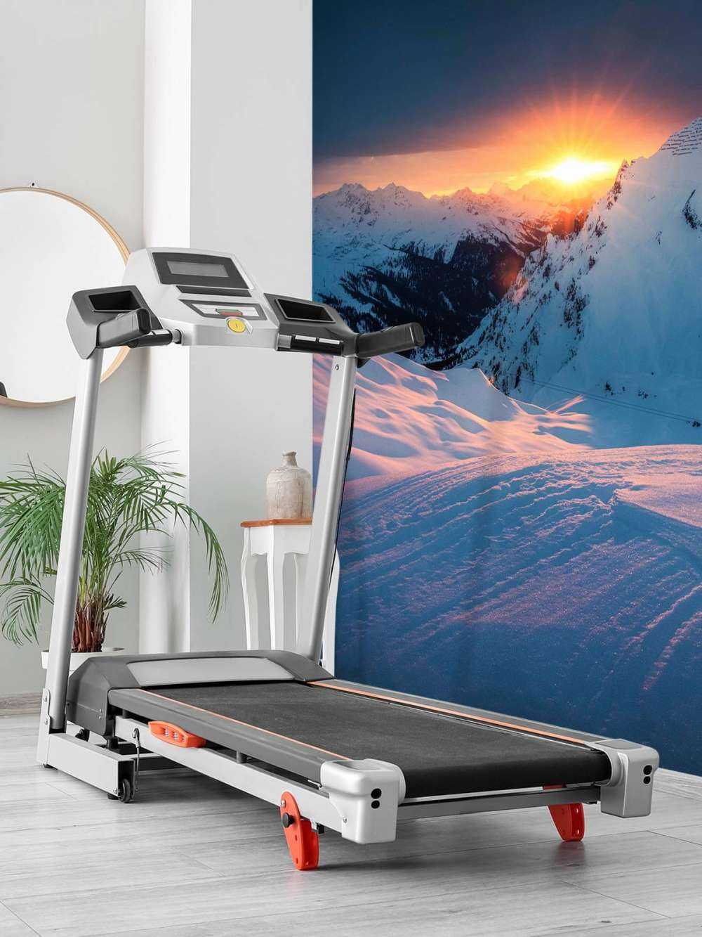 Coucher de soleil sur les sommets enneigés des Alpes.