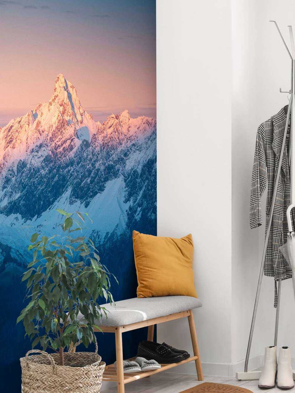 Lumière du soir sur les sommets enneigés de montagne