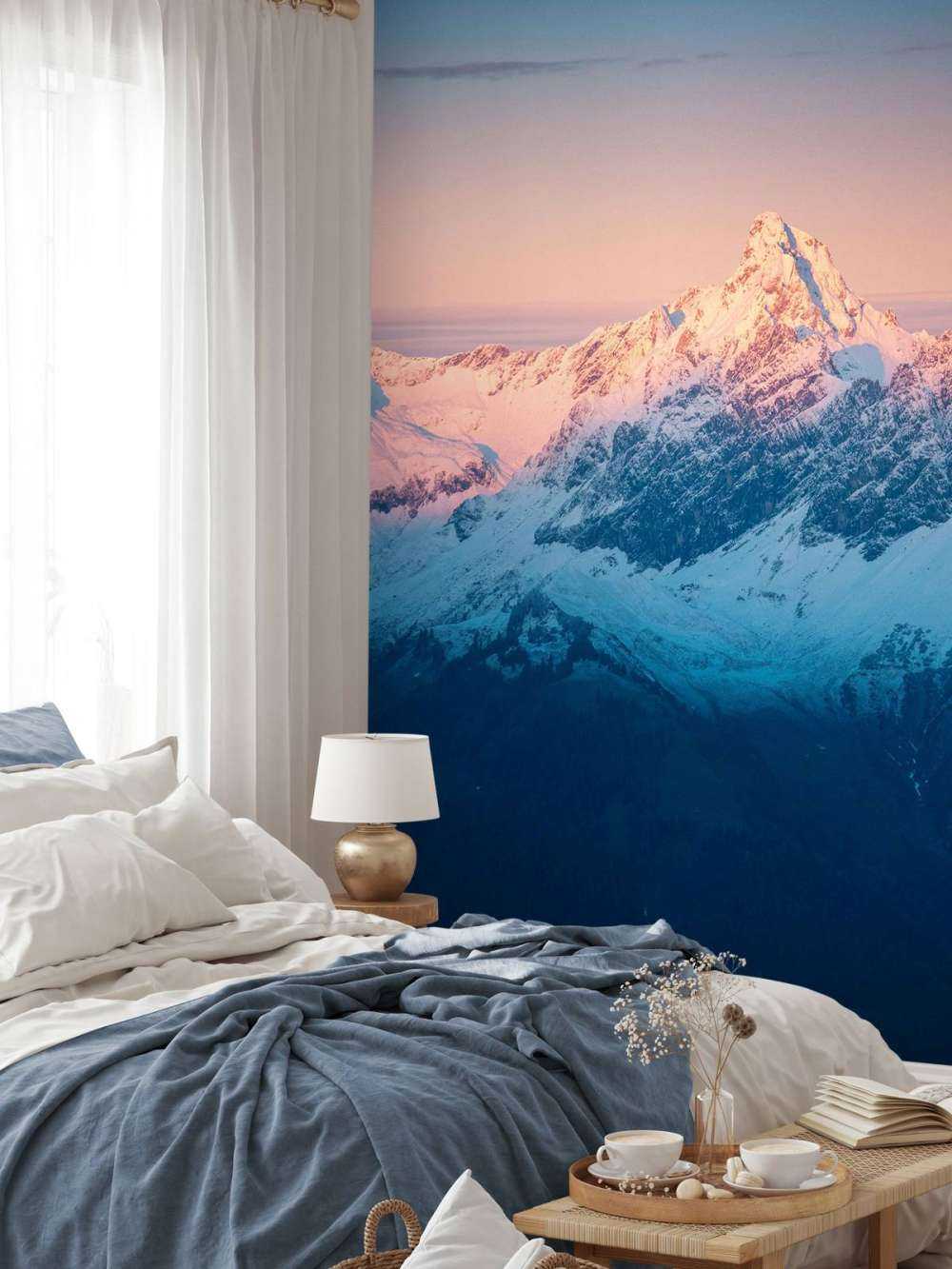 Lumière du soir sur les sommets enneigés de montagne