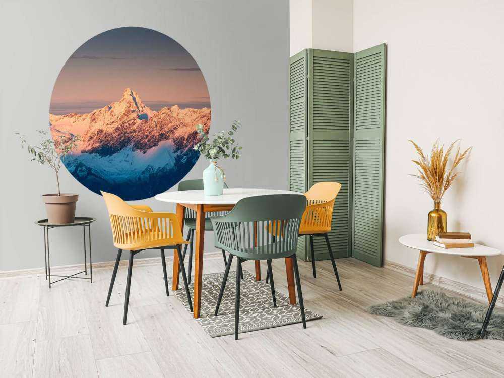 Lumière du soir sur les sommets enneigés.