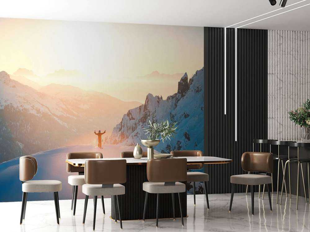 Lever de soleil au-dessus des sommets des montagnes.