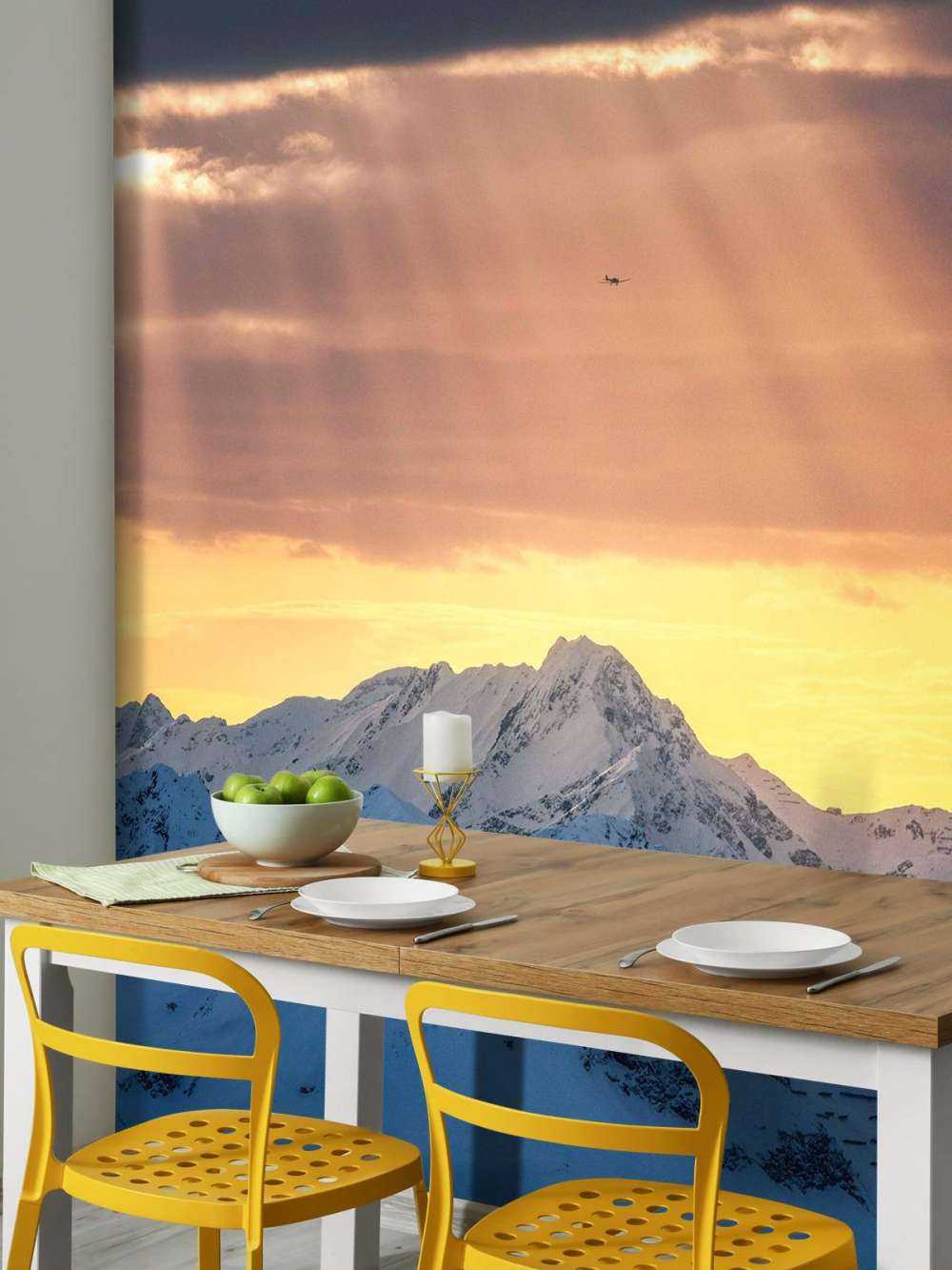 Rayons de soleil au-dessus des sommets enneigés