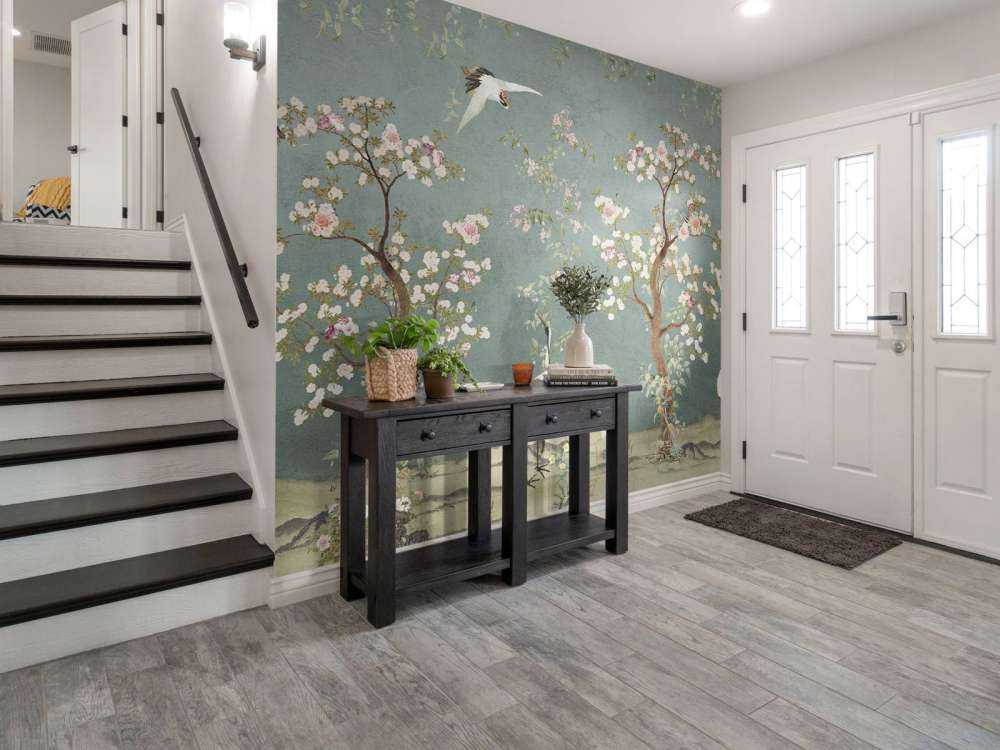 Arbres en fleurs avec des grues dans un jardin serein