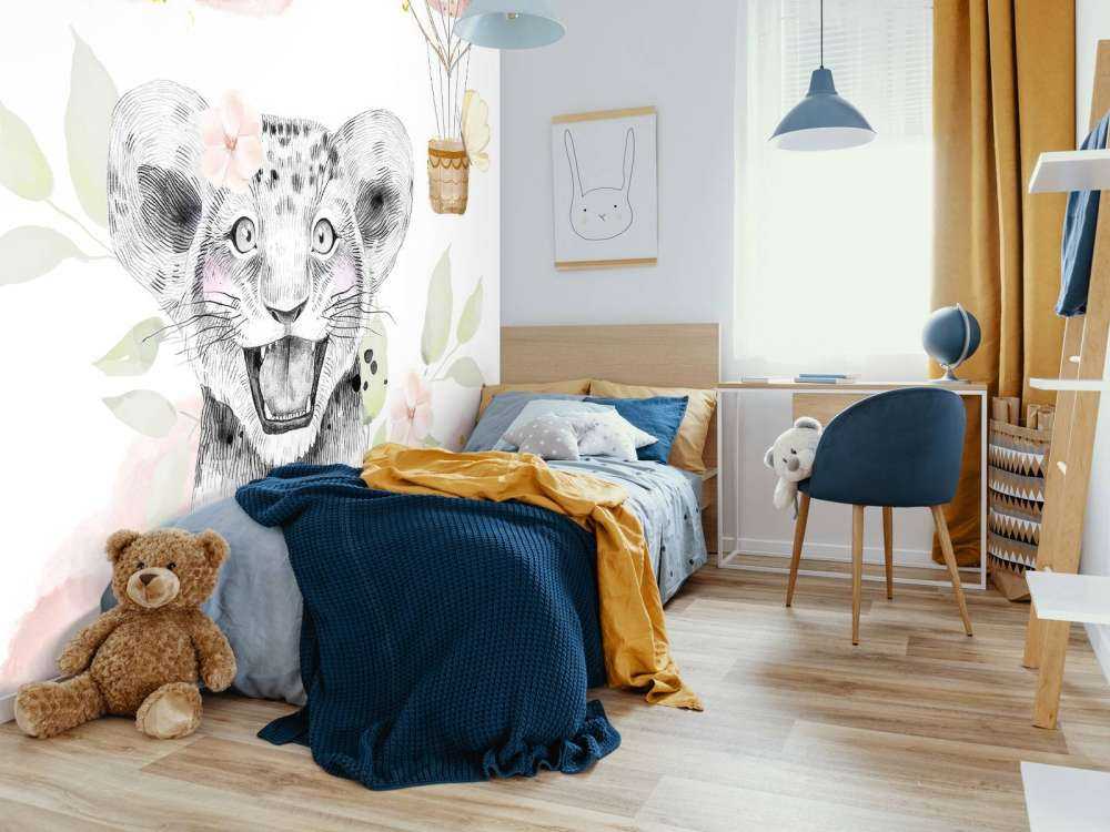 Lionceau joyeux et ballon à air