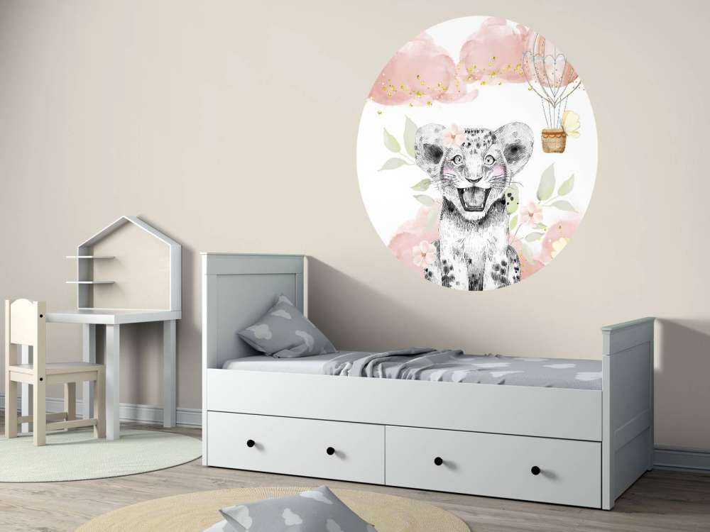 Lionceau joyeux et ballon à air