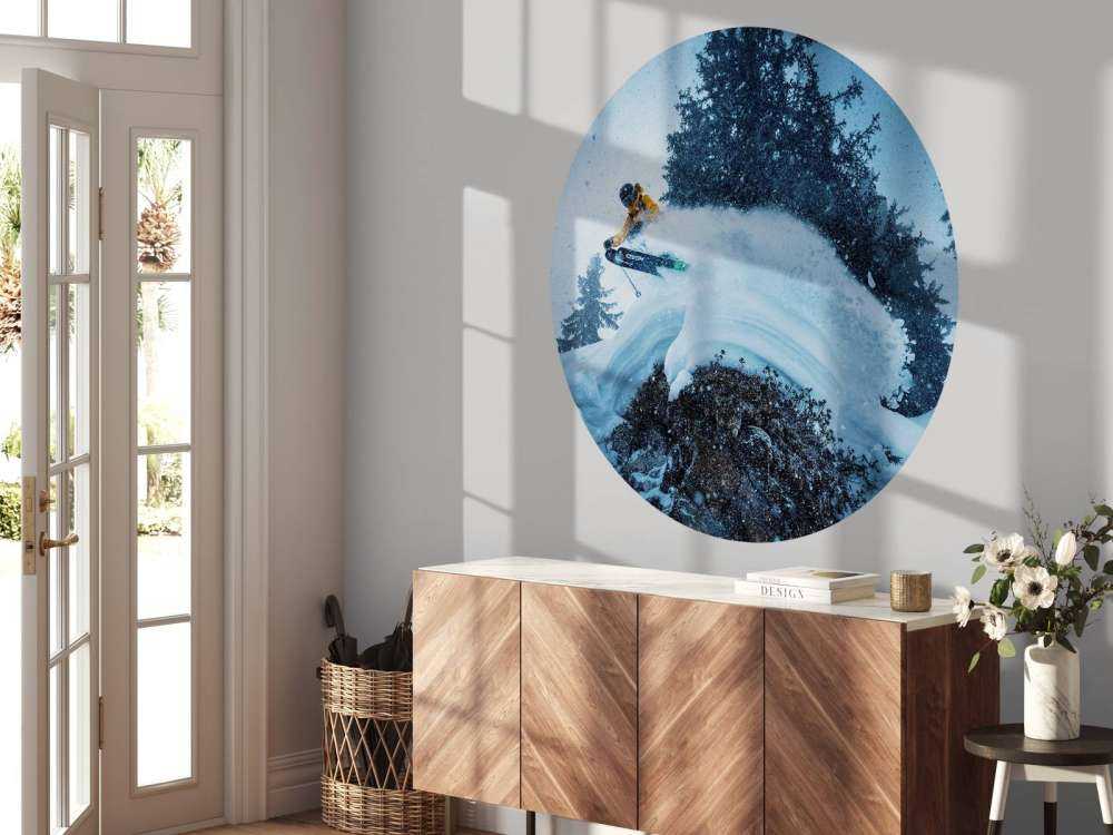 Saut dans une tempête de neige entre les sapins