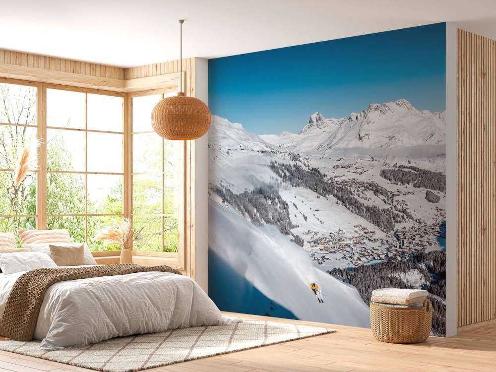 Descente au-dessus du village alpin dans la neige.