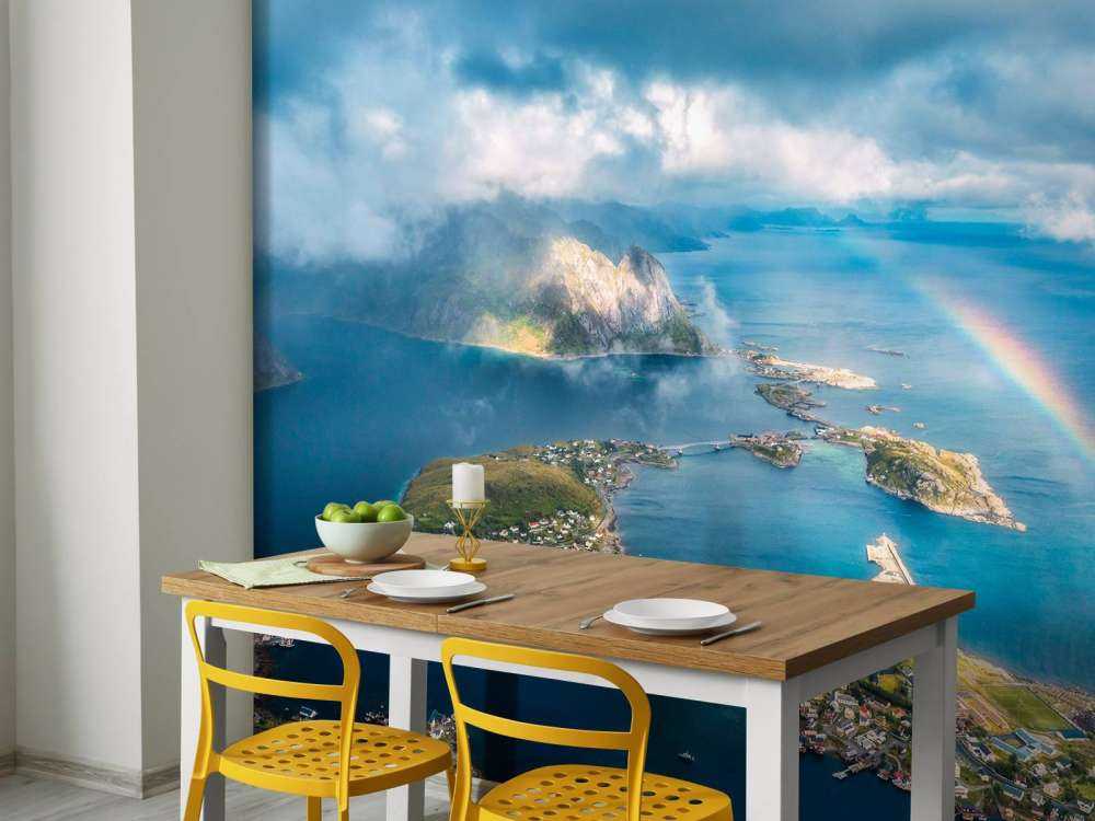 Lumière arc-en-ciel au-dessus de la côte des fjords