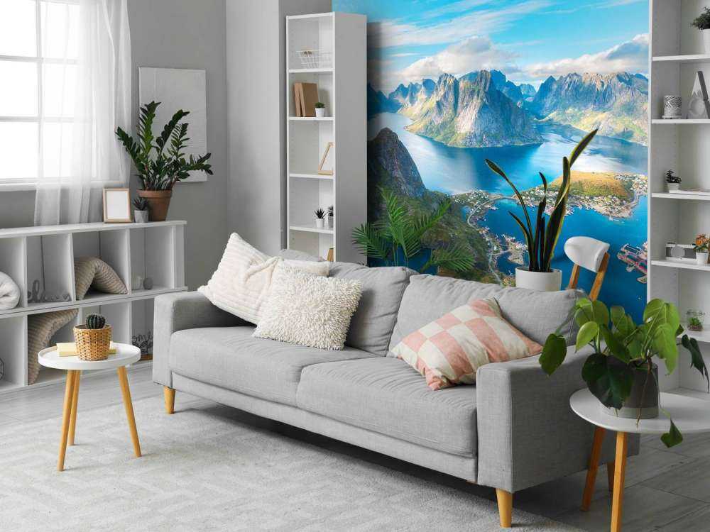 Village de montagne et fjord sous la lumière du soleil