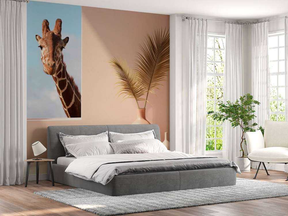 Girafe curieuse à la fenêtre