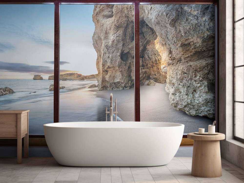 Vue sur la mer avec une crique rocheuse