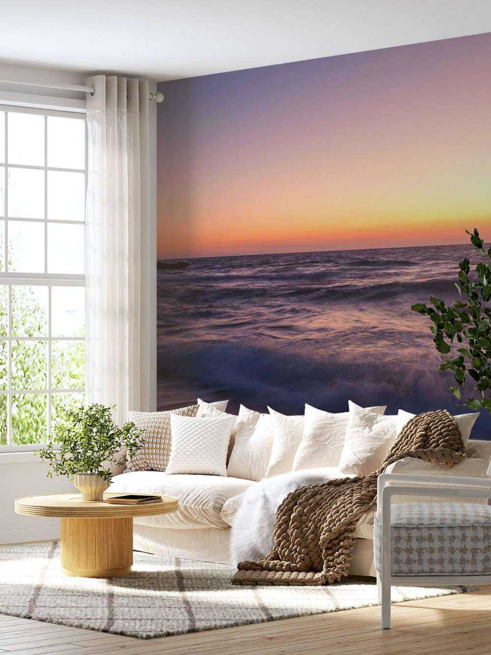 Lumière de lune sur des vagues violettes au coucher du soleil.