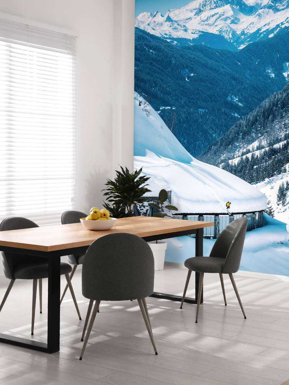 Les sommets alpins d'un bleu profond dans la neige hivernale.