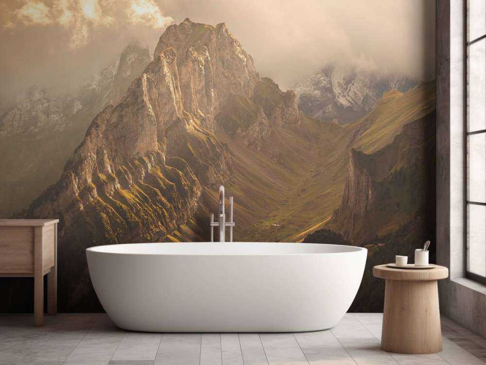 Lumière dorée sur une crête montagneuse capricieuse