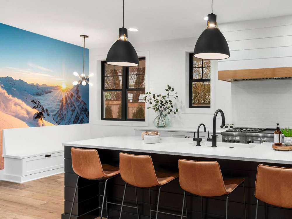 Randonnée en ski au lever du soleil dans les Alpes.