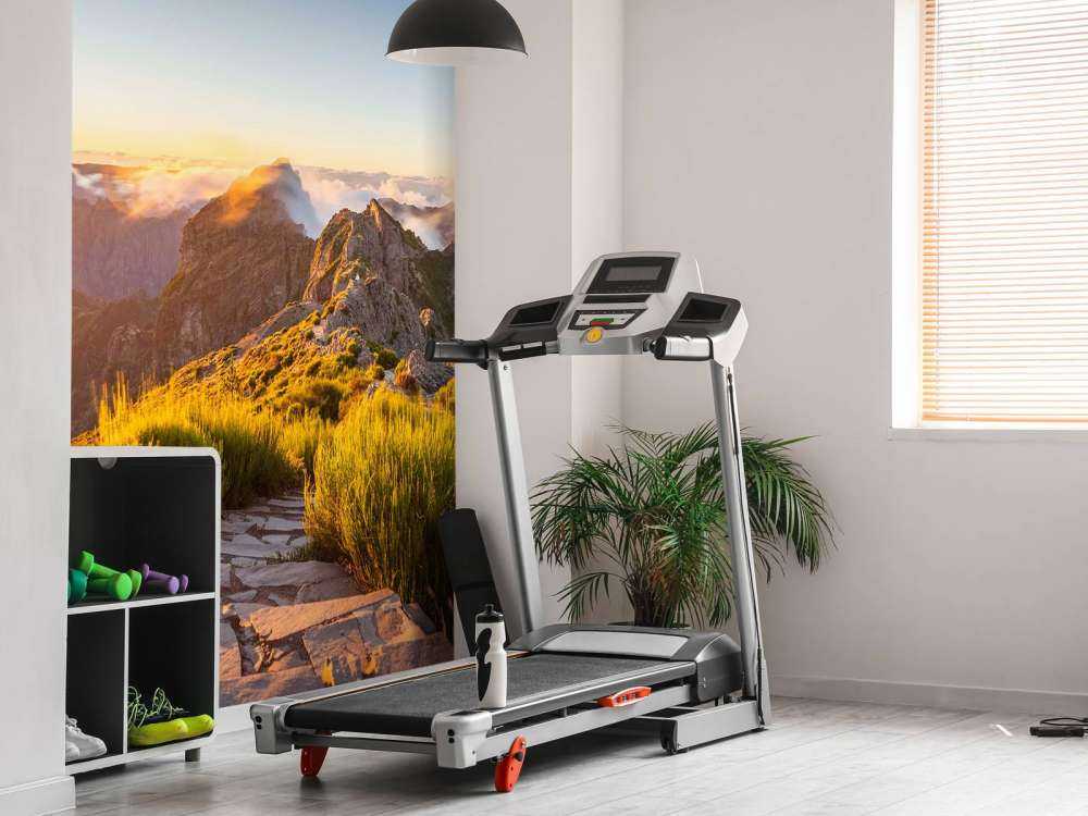 Lever de soleil au-dessus d'un sentier de montagne et des nuages.