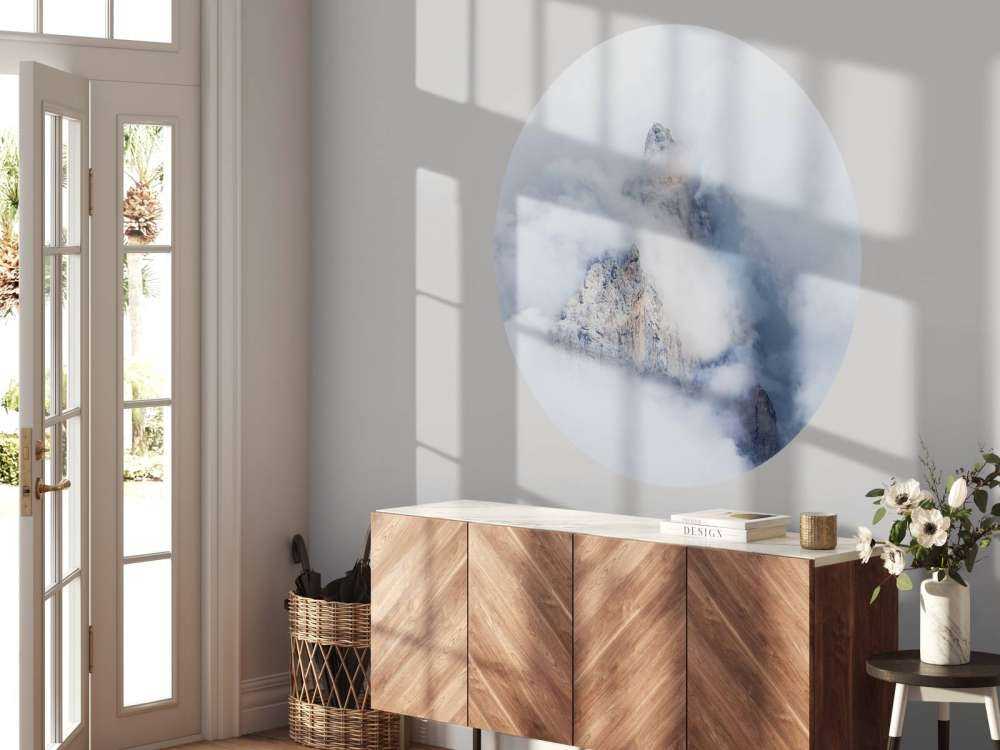 Cimes de montagne cachées dans le brouillard