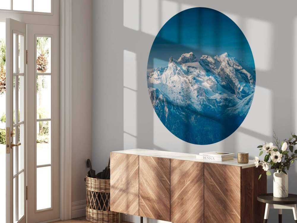 Lumière de cristal sur des sommets enneigés