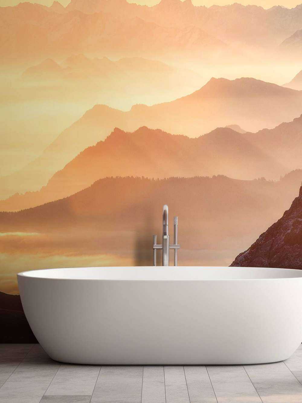 Silhouettes de montagnes en couches au lever du soleil