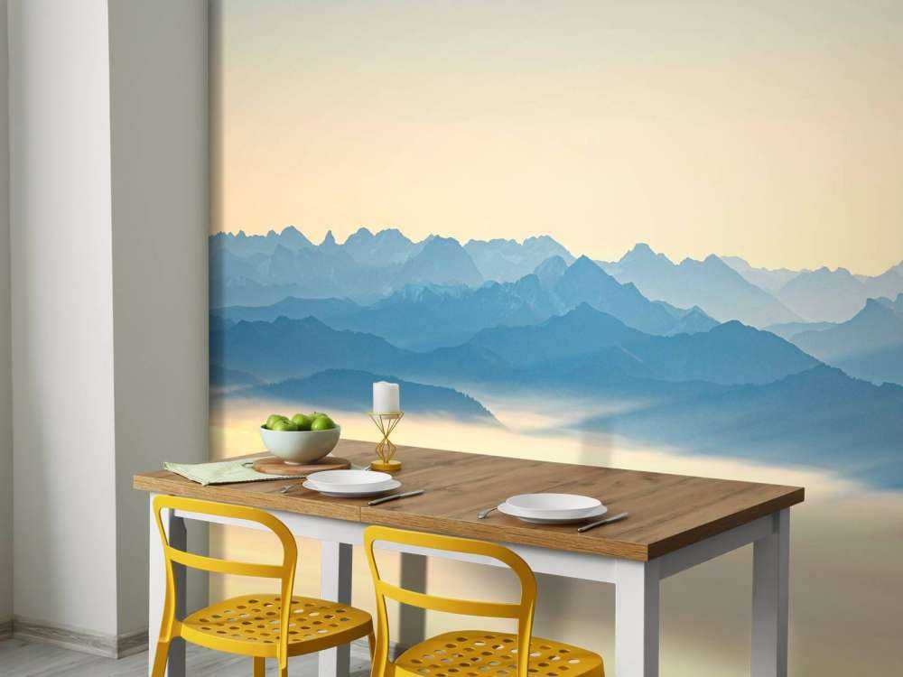 Sommet bleu-gris dans la lumière du matin