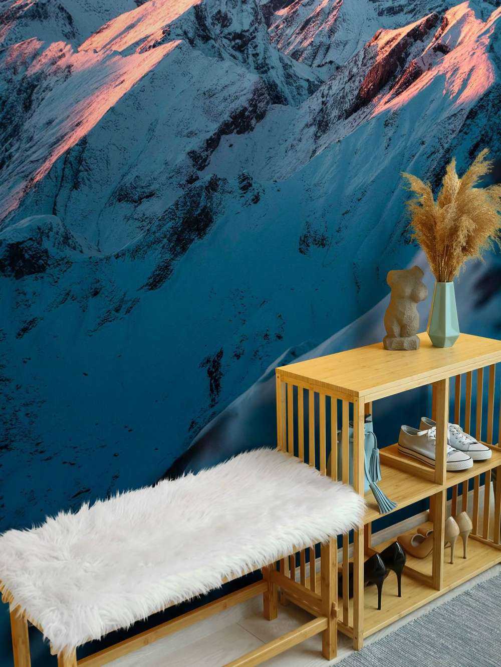 Montagnes de neige sous un ciel du matin rose