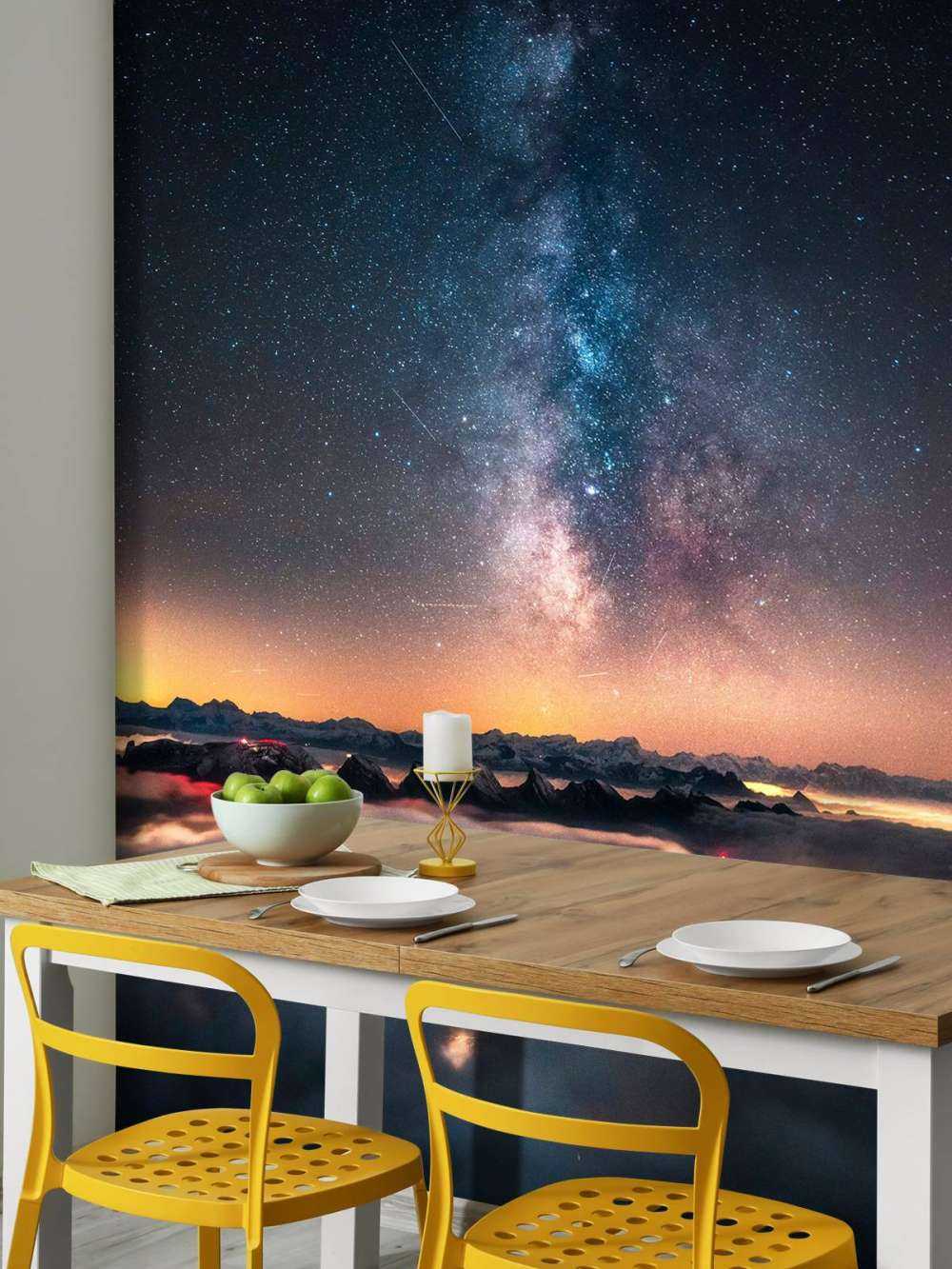 Voie lactée au-dessus de lambeaux de montagne nocturnes.