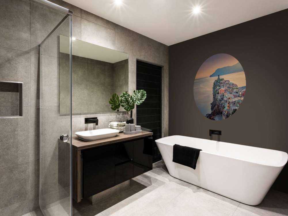 Coucher de soleil au-dessus des rochers côtiers colorés.