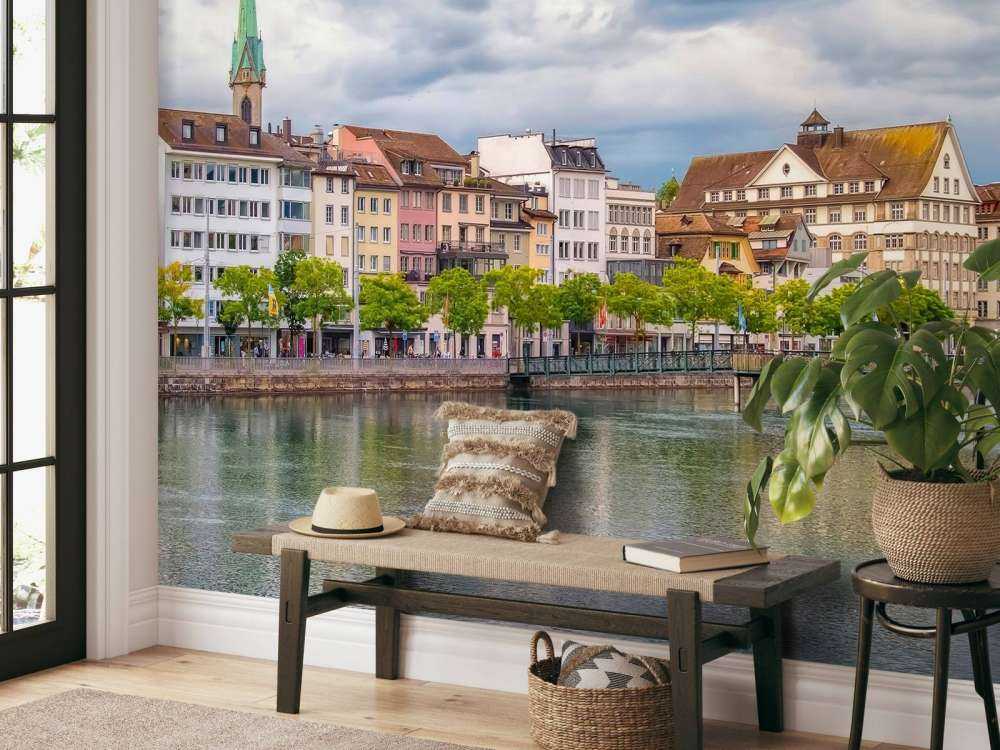 Des façades colorées le long de la rivière urbaine.