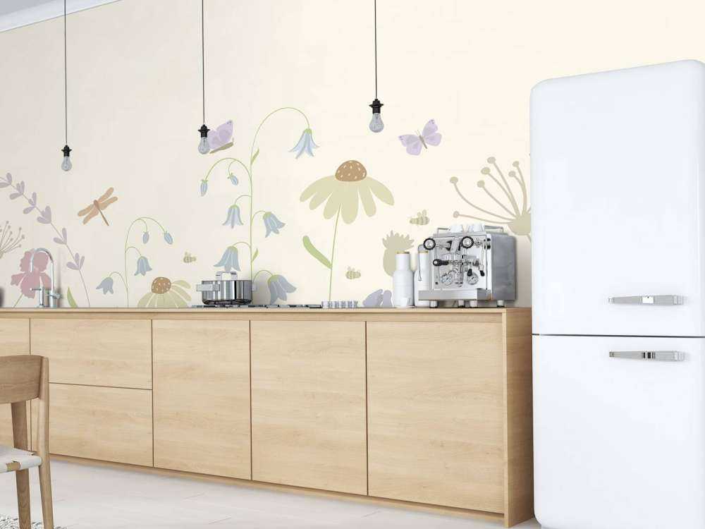 Champ de fleurs en hauteur avec papillons beige, vieux rose, vert et lilas