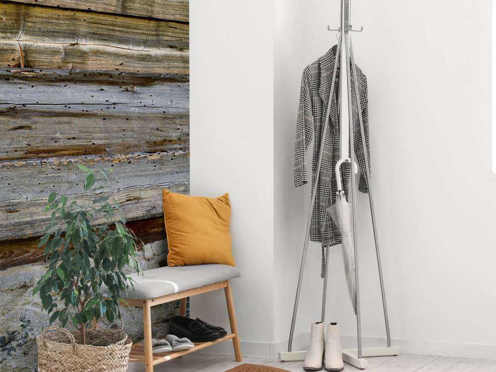 Bois vieilli sur un mur de pierre